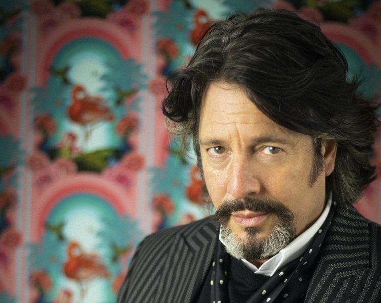 Read more about the article Flamboyant by name, flamboyant by nature, the new Laurence Llewelyn Bowen-designed English wine in a can